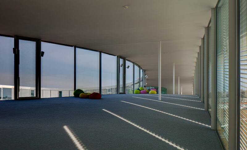 Ecole Polytechnique Federale: Rolex Learning Center (SANAA 2010)